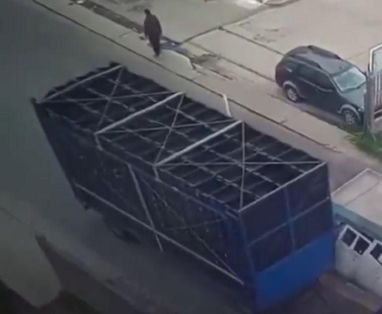 La camioneta llevaba un acoplado de grandes dimensiones y destruyó una garita de control Foto: Captura de video