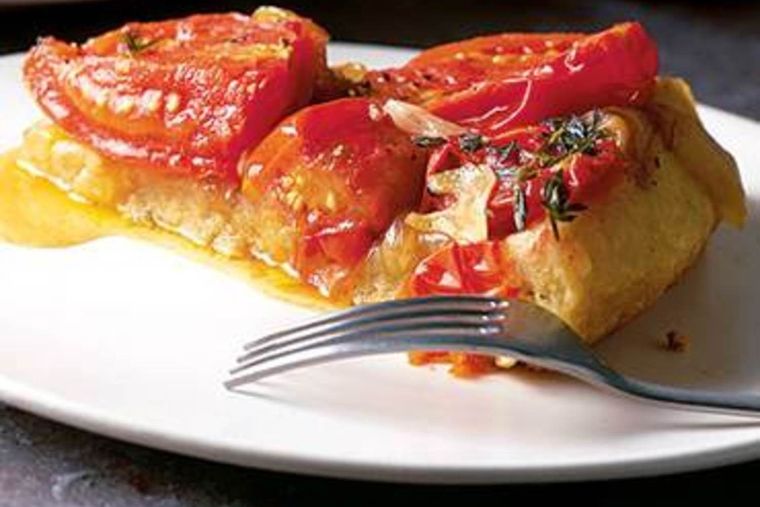 Tarta tatin salada de tomates y queso de cabra: ¡sabor increíble! Foto: Yaumian