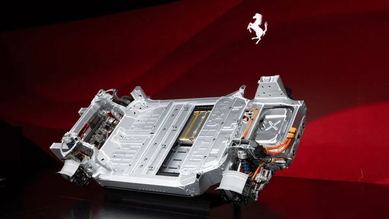 El nuevo coche eléctrico de Ferrari incorpora tecnología heredada directamente de la Fórmula 1 para maximizar el rendimiento. El nuevo coche eléctrico de Ferrari incorpora tecnología heredada directamente de la Fórmula 1 para maximizar el rendimiento.