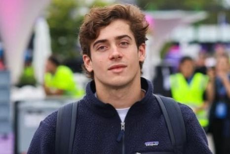 El deportista fue conquistado por una joven mujer. El deportista fue conquistado por una joven mujer.