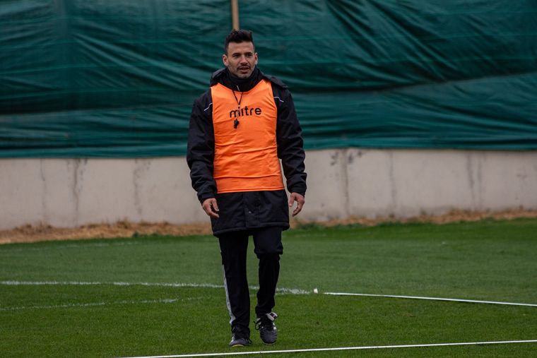 Ariel Broggi, DT de Gimnasia, durante la práctica de este miércoles. Ariel Broggi, DT de Gimnasia, durante la práctica de este miércoles.