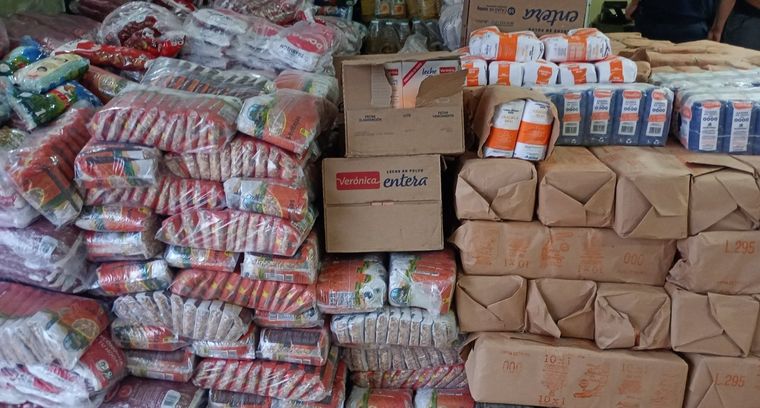 Incineran dos toneladas de alimentos vencidos, que eran retenidas por piqueteros. Foto: Policía Tucumán