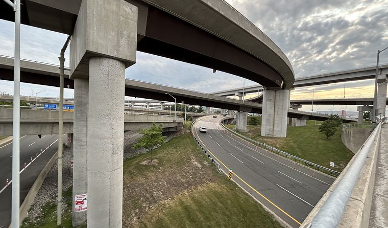 Autopista camino al aeropuerto Pearson, también en Toronto. Autopista camino al aeropuerto Pearson, también en Toronto.