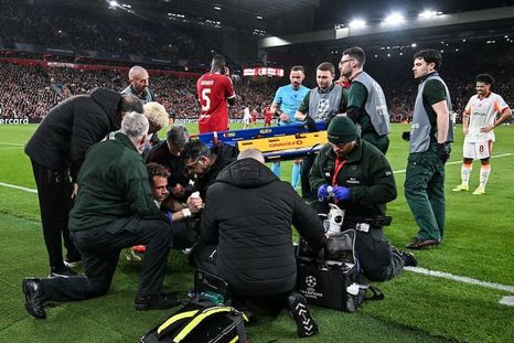 Escalofrante lesión en Liverpool-Galatasaray: Noa Lang casi se arranca un dedo con un cartel de publicidad. Escalofrante lesión en Liverpool-Galatasaray: Noa Lang casi se arranca un dedo con un cartel de publicidad.