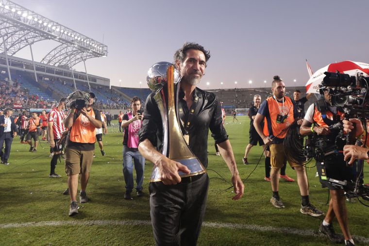 Eduardo Domínguez sostiene feliz el Trofeo de Campeones, su quinto título como DT de Estudiantes de La Plata. ¿Qué será de su futuro?