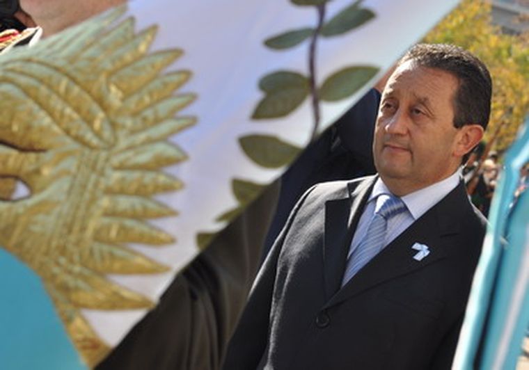 Jaque obligado a aparecer detrás de la bandera mendocina. Foto: Pachy Reynoso / MDZ