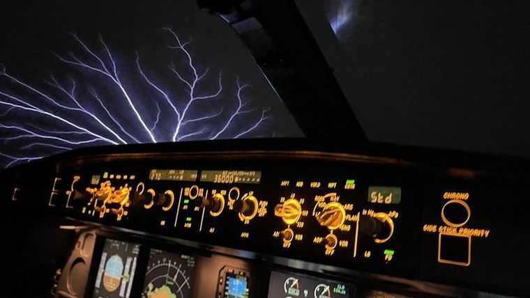 Aunque antiguamente el fuego de San Telmo era visto solo en los barcos, en la actualidad también se percibe desde los aviones. Foto: GETTY IMAGES