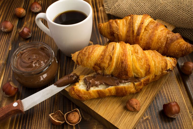 Aunque parece sofisticada, la receta de medialunas rellenas de Nutella puede hacerse fácilmente en casa con ingredientes básicos. Aunque parece sofisticada, la receta de medialunas rellenas de Nutella puede hacerse fácilmente en casa con ingredientes básicos.