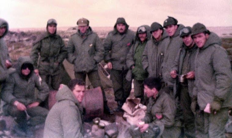 El entonces Suteniente Esteban Vilgré Lamadrid compartiendo algo caliente con su Jefe de Compañía Teniente 1ero Raúl Abella, oficiales, suboficiales y soldados en las inmediaciones del aeropuerto de Puerto Argentino, el 15 de abril de 1982. El entonces Suteniente Esteban Vilgré Lamadrid compartiendo algo caliente con su Jefe de Compañía Teniente 1ero Raúl Abella, oficiales, suboficiales y soldados en las inmediaciones del aeropuerto de Puerto Argentino, el 15 de abril de 1982.