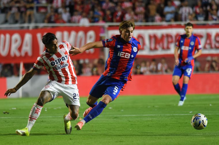 El mendocino Ignacio Perruzzi, volante central de San Lorenzo, defiende el balón ante la presencia de Cristian Tarragona, delantero de Unión. El mendocino Ignacio Perruzzi, volante central de San Lorenzo, defiende el balón ante la presencia de Cristian Tarragona, delantero de Unión.