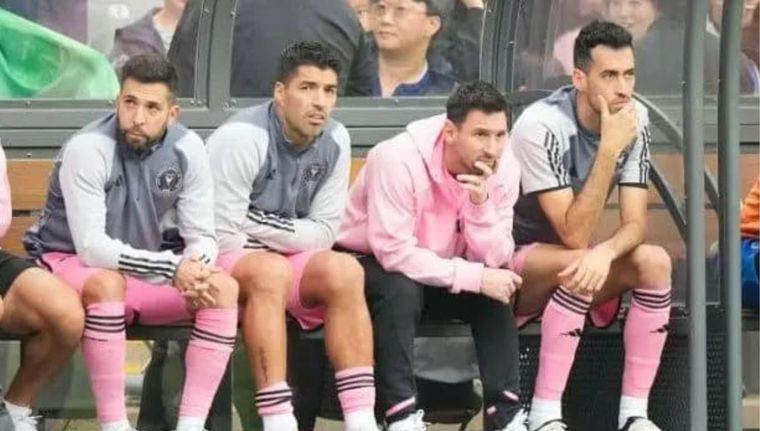 Messi ni se cambió y la gente explotó de bronca. Foto: Redes Sociales