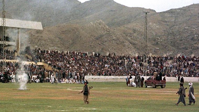 Después de que los talibanes llegaron al poder en 1996, llevaron a cabo castigos que incluían ejecuciones públicas, azotes y amputaciones en el estadio de Kabul.