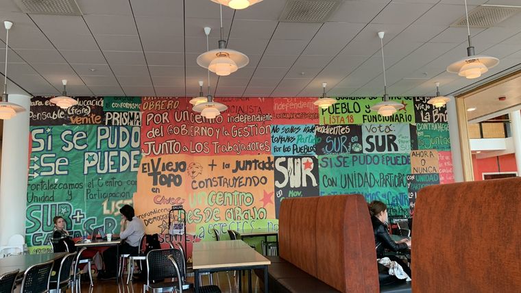 Julián Valle compartió la imagen del bar de la Universidad de Oslo ambientada con carteles típicos de la Facultad de Ciencias Sociales de la UBA Foto: Twitter.com/julesVF