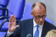 Friedrich Merz obtuvo la mayoría parlamentaria en una segunda votación luego de que fracasara su primer intento, en un hecho sin precedentes desde la creación de la República Federal de Alemania. Foto: EFE/EPA/HANNIBAL HANSCHKE
