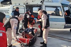 El capitán del buque se comunicó con Prefectura Naval Argentina solicitando asistencia para un marinero que presentaba escalofríos, decaimiento y vómitos con sangre Foto: Prefectura Naval Argentina