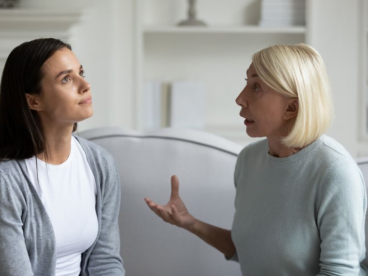 No es fácil la convivencia entre la madre y sus hijos adultos Foto: Shutterstock