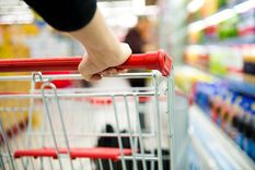 Los fines de semana, miles de uruguayos cruzan la frontera para comprar en los supermercados argentinos. Foto: Shutterstock