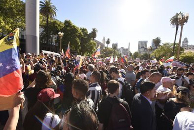 MDZol | La Plaza de Mayo se vio repleta de banderas y estandartes con los colores rojo, amarillo y azul. Foto: Juan Mateo Aberastain/MDZ