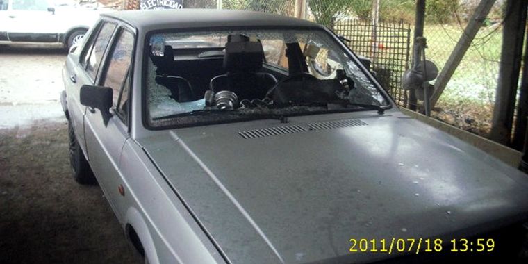El parabrisas del auto atacado anoche estalló en pedazos. Foto: Gentileza