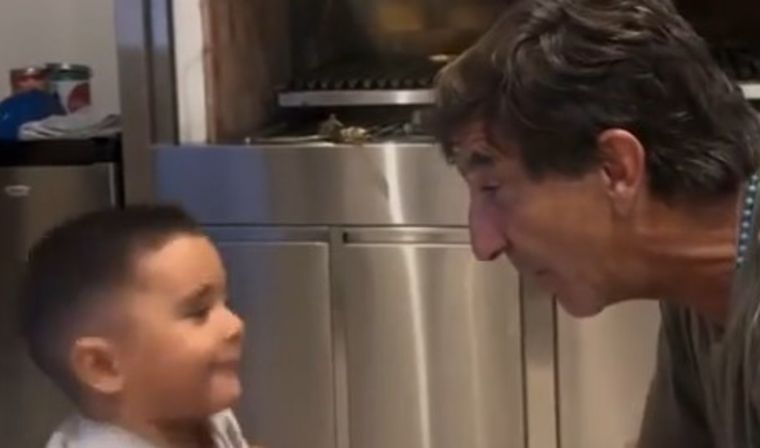 La tierna imagen de Gustavo Costas con su hijo más pequeño, Gustavito. Sus otros dos hijos mayores son integrantes del cuerpo técnico de la Academia. Foto: Captura de TV
