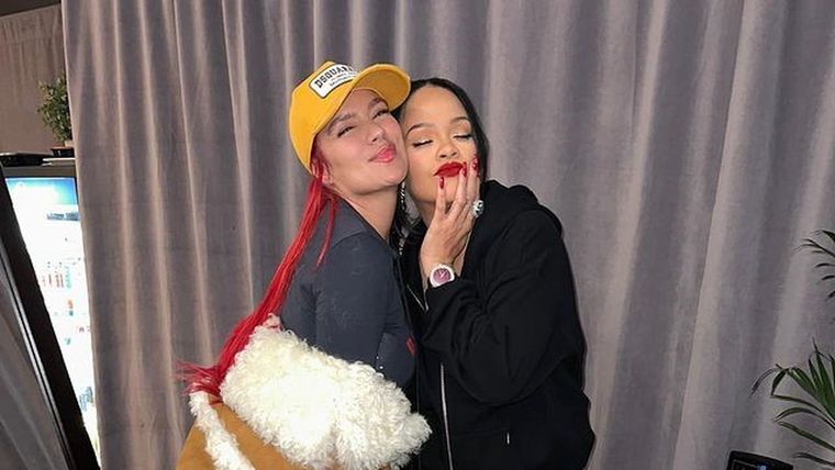 Karol G y su encuentro con Rihanna en el Super Bowl 2023.