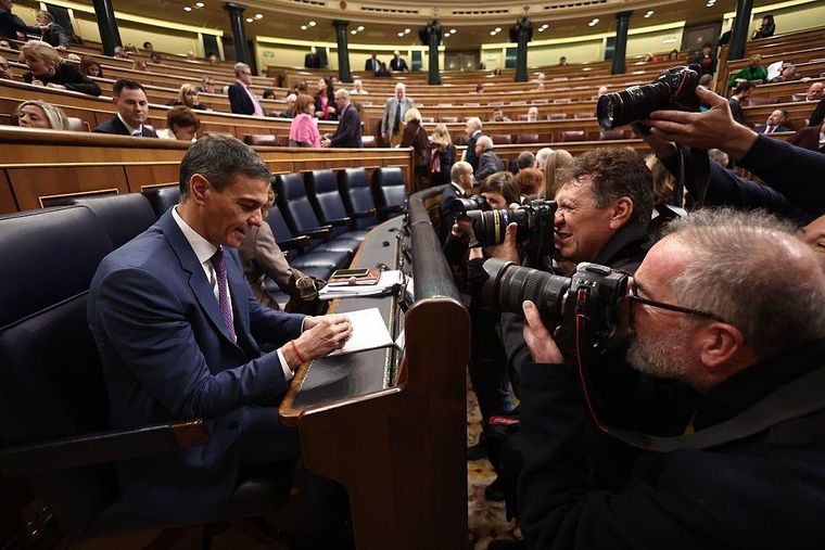 Sánchez haber aprobado la última regularización de inmigrantes sin pasar por el Parlamento.