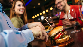 Un relevamiento privado realizado a nivel nacional mostró que 8 de cada 10 hogares redujeron las salidas a restaurantes. Un relevamiento privado realizado a nivel nacional mostró que 8 de cada 10 hogares redujeron las salidas a restaurantes.