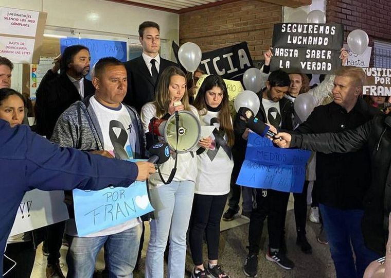 Las familias de los bebés fallecidos. Foto: Twitter Marcelo Cossar