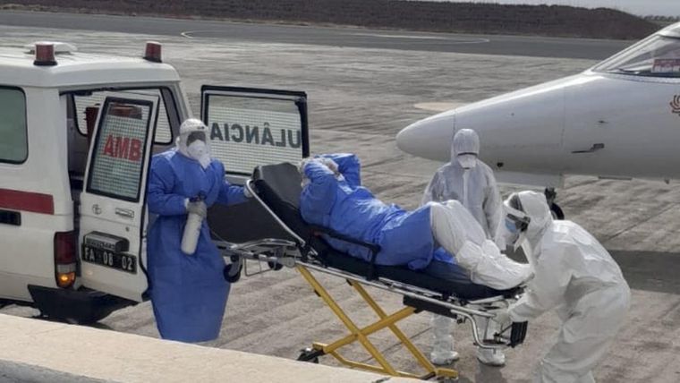 Las autoridades investigan si la azafata contrajo hantavirus tras el brote detectado en el crucero.