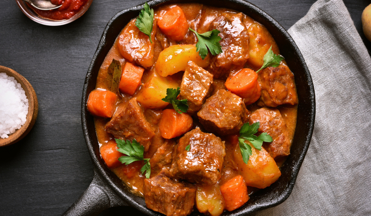 Delicioso goulash húngaro: ingredientes y preparación Foto: Shutterstock