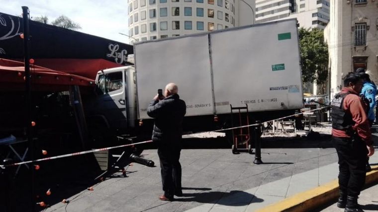Un camión sin conductor se incrustó contra un restaurante  Foto: NA