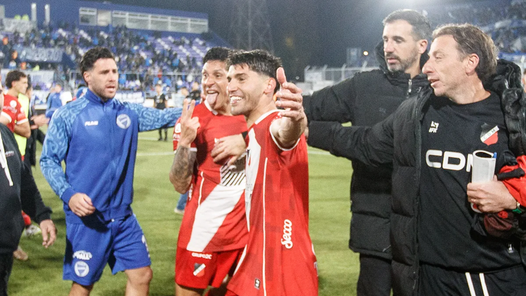 Enzo Pérez, hace el DOS y se ríe de los jugadores de Godoy Cruz.&nbsp;