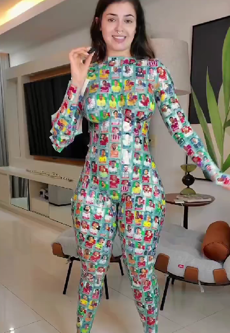 La influencer brasileña que pegó mil figuritas del álbum del Mundial 2026 en todo su cuerpo. La influencer brasileña que pegó mil figuritas del álbum del Mundial 2026 en todo su cuerpo.