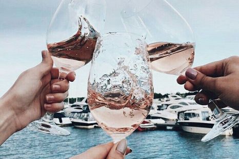 ¡A brindar con un rosado delicioso! Foto: Pinterest.