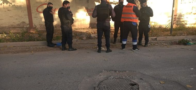 Los efectivos poco después de encontrar el arma