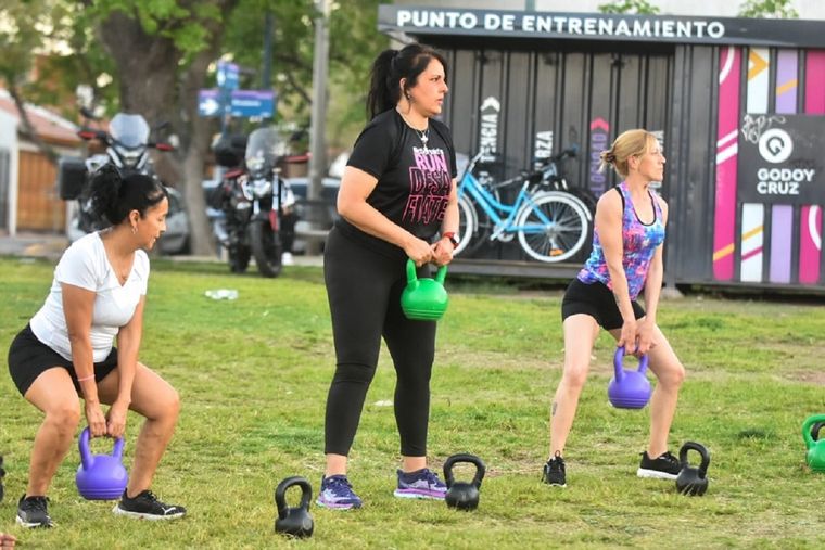 Clases guiadas, deportes en equipo y propuestas al aire libre forman parte de la agenda gratuita de verano en distintos puntos del departamento.