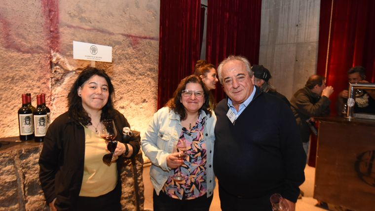 Gisela Levín y Cecilia Agüero, de +Vino, junto a Walter Bressia -presidente de Bodegas de Argentina-.