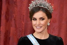 la falda lapiz se vuelve a usar y letizia lo dejo claro con un look muy especial