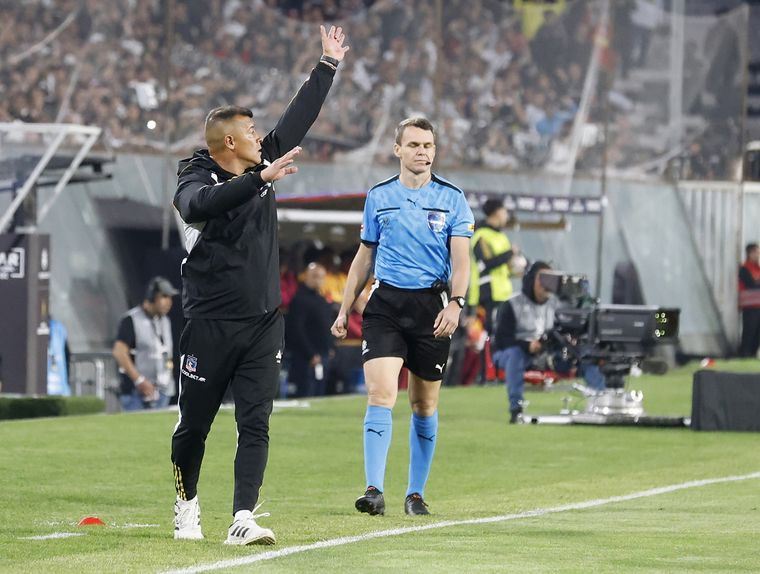 Almirón reclamó contra la terna arbitral. Foto: FotoBaires