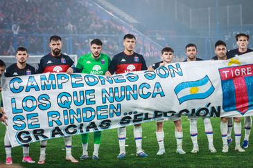 Tigre posó con una bandera en apoyo a la Selección argentina antes del duelo con Nacional en Uruguay. Tigre posó con una bandera en apoyo a la Selección argentina antes del duelo con Nacional en Uruguay.