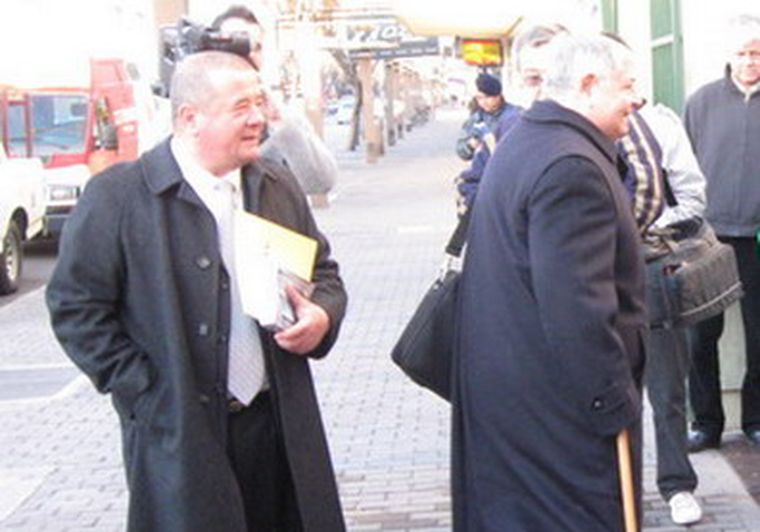 Antonio Balliro y el recusado Pedro Carrizo, ingresando al debate en San Martín. Foto: Carlos Fernández/MDZ