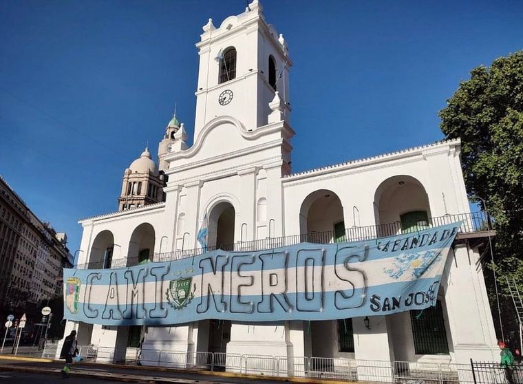 La oposición criticó a Camioneros por vandalizar el Cabildo.