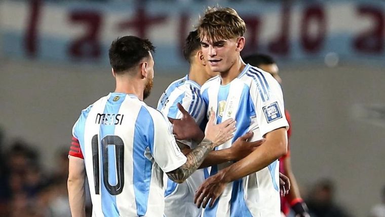 El goleador y su asistente: Messi y Paz celebran el sexto gol de Argentina. Foto: Instagram
