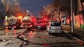 Bomberos de Guaymallén y del Cuartel Central combatieron un incendio que dejó pérdidas totales en una vivienda y obligó a cortar el tránsito. Bomberos de Guaymallén y del Cuartel Central combatieron un incendio que dejó pérdidas totales en una vivienda y obligó a cortar el tránsito.