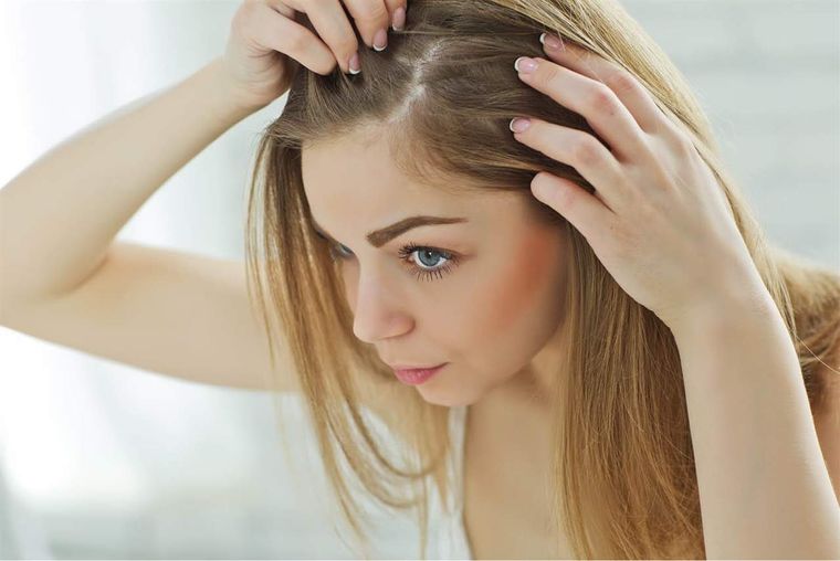 Práctico y duradero: solo con un ingrediente natural tiñe la raíz de tu cabello ¡Dile adiós a las canas!