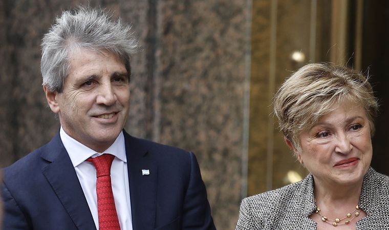 La revisión coincide con sobrecumplimiento en reservas del Banco Central y presión sobre las cuentas públicas.