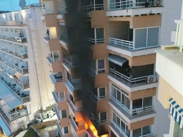 Las imágenes que trascendieron del incendio en el edificio de Mallorca. Las imágenes que trascendieron del incendio en el edificio de Mallorca.
