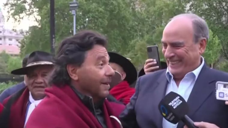Gustavo Sáenz junto a Guillermo Francos afuera de Casa Rosada