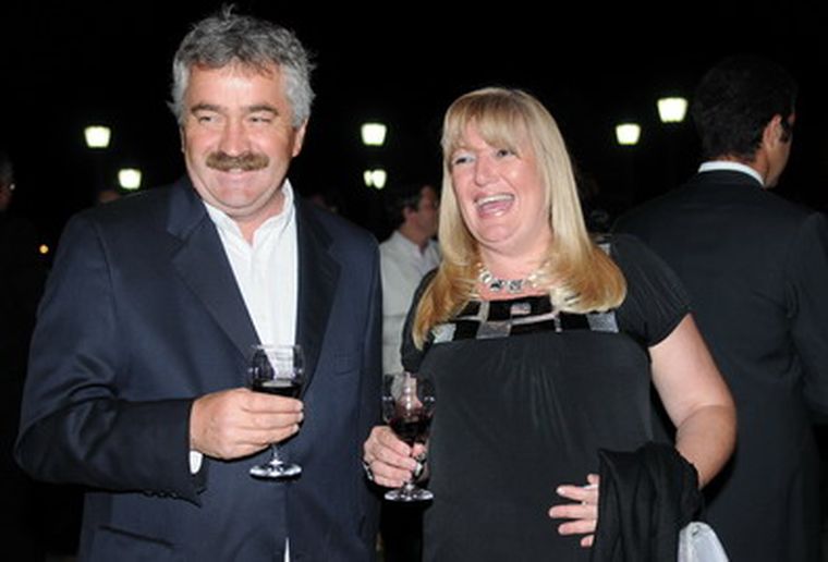 Arturo Bertona (junto a su señora en la foto) fue el gran premiado de la noche. Foto: Gerardo Gómez /MDZ