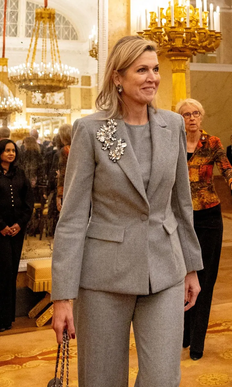 Con un broche floral de cristales multicolor, la monarca volvió a demostrar que su sentido de la moda está en los detalles. Con un broche floral de cristales multicolor, la monarca volvió a demostrar que su sentido de la moda está en los detalles.
